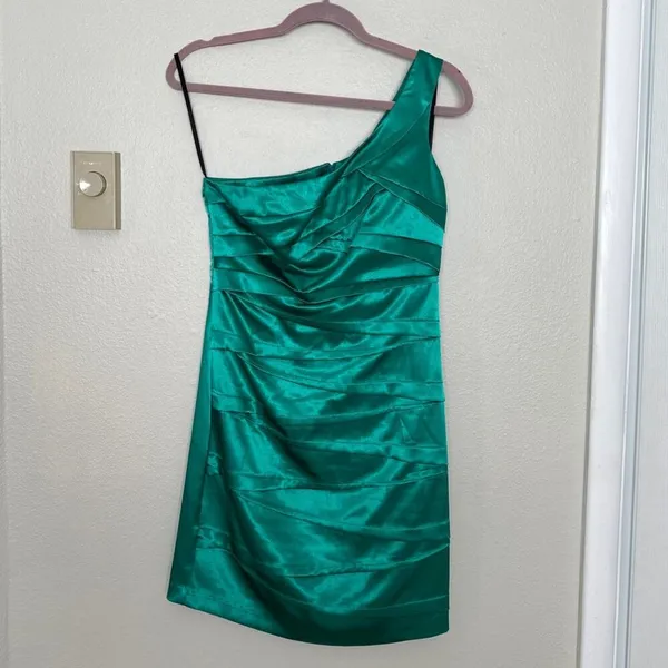 A. Byer Sz 5 S Green Satin Stretchy Cocktail Mini Dress Assymetric One Shoulder - Image 2