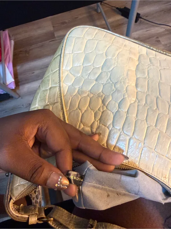Vintage Brahmin Croc-Embossed Shoulder Bag in Pale Yellow - Image 6