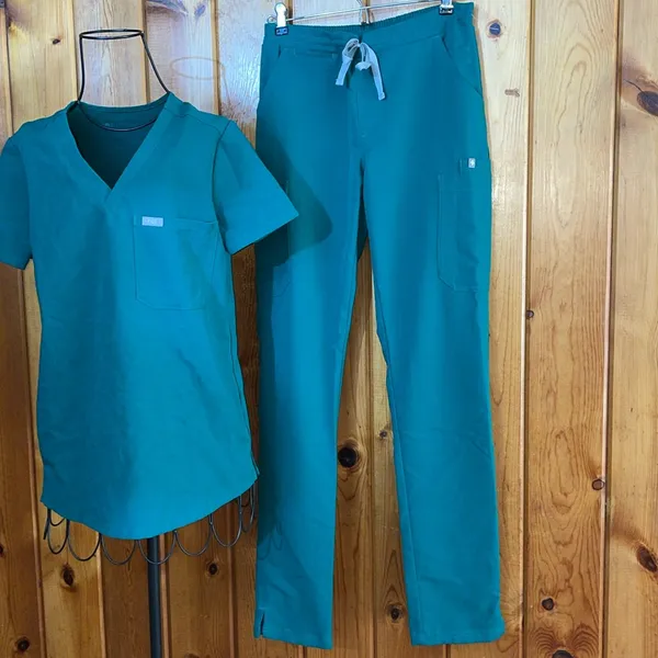 FIGS Hunter green Scrub Set Catarina top and Livingston pants limited edition - Image 4