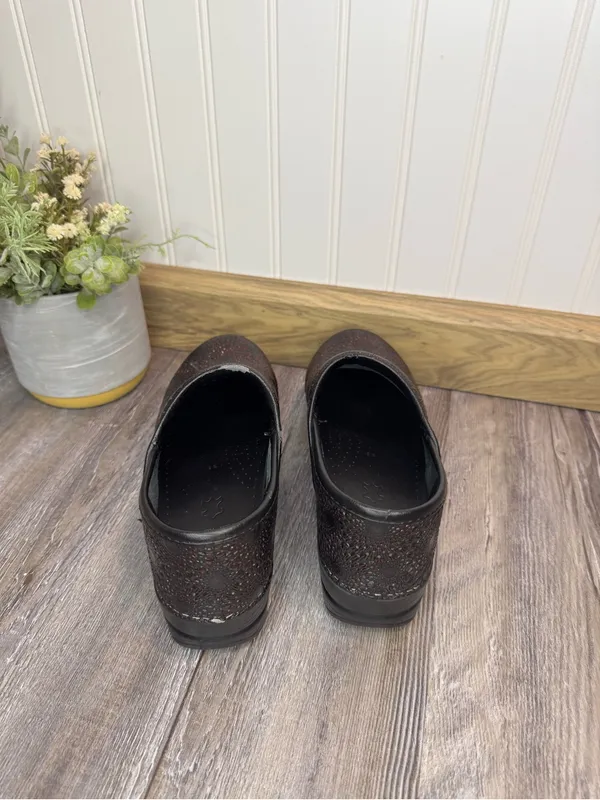 Dansko Womens Professional Wine Medallion Clogs Shiny Heeled EU 38 US 7.5 to 8 - Image 2