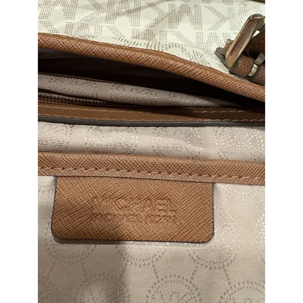 Michael Kors Jet Set Travel Tote - Vanilla MD tote Hang Tag Logo - Image 11