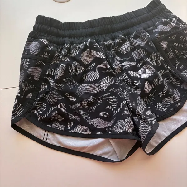 Lululemon‎ Tracker Short V Women Size 6 Black White Abstract Print Running - Image 2