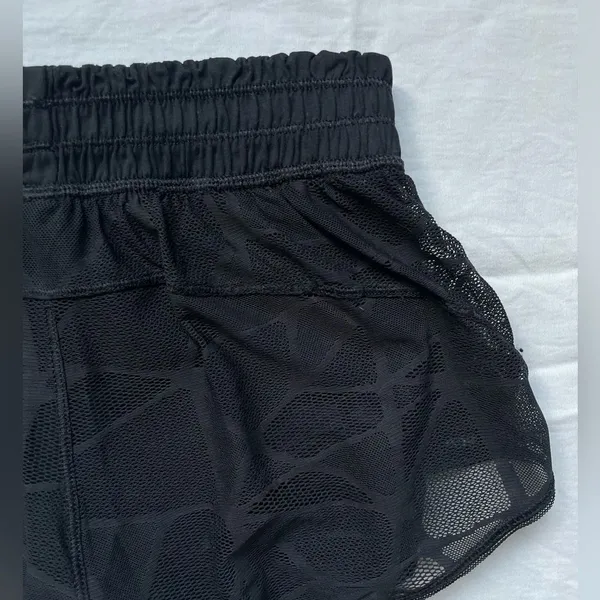EUC Lululemon Black City Sky Run By Short w/ Luxtreme Liner + Pockets, Size 2 - Image 8