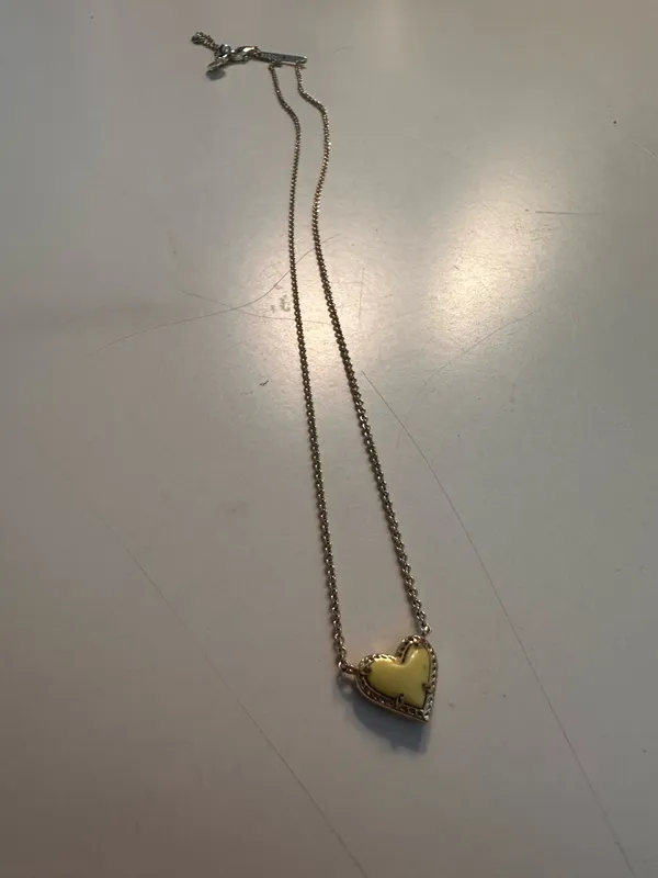 Kendra Scott Necklace Gold heart - Image 3