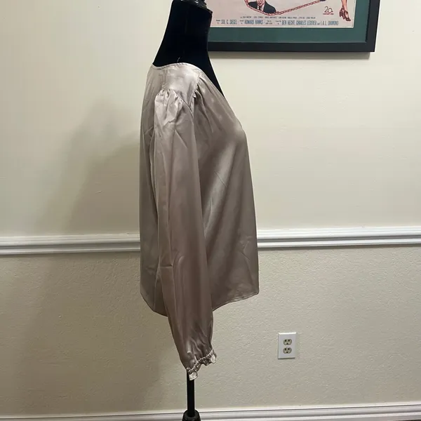 Ann Taylor Factory Women's Champagne Satin V-Neck Blouse Size M. NEW - Image 2