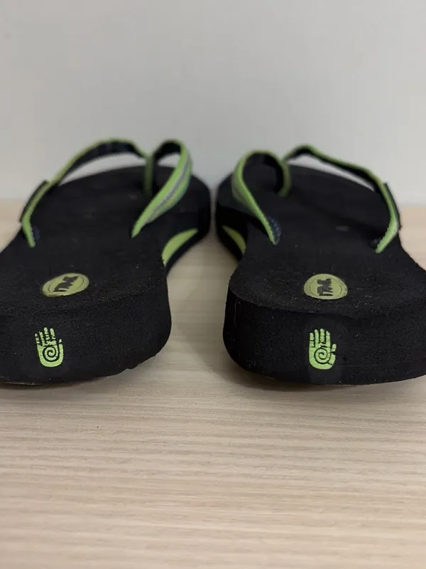 Teva women’s black/green flip flops size 6 - Image 6