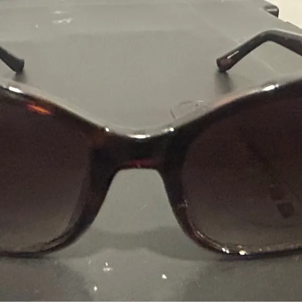 Guess Brown Sunglasses with Tortoiseshell Frames - Image 7