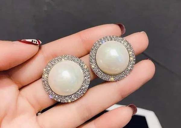Fashion Elegant Pearl Stud Earrings for Women - Image 3