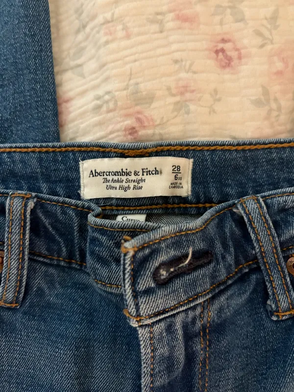 Abercrombie high rise jeans - Image 2