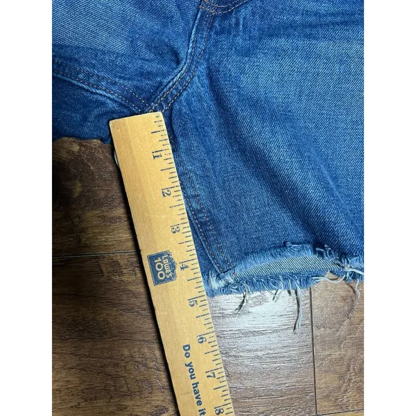 Old Navy Women's High-Rise Slouchy Straight raw-hem denim shorts size 8 - Image 3