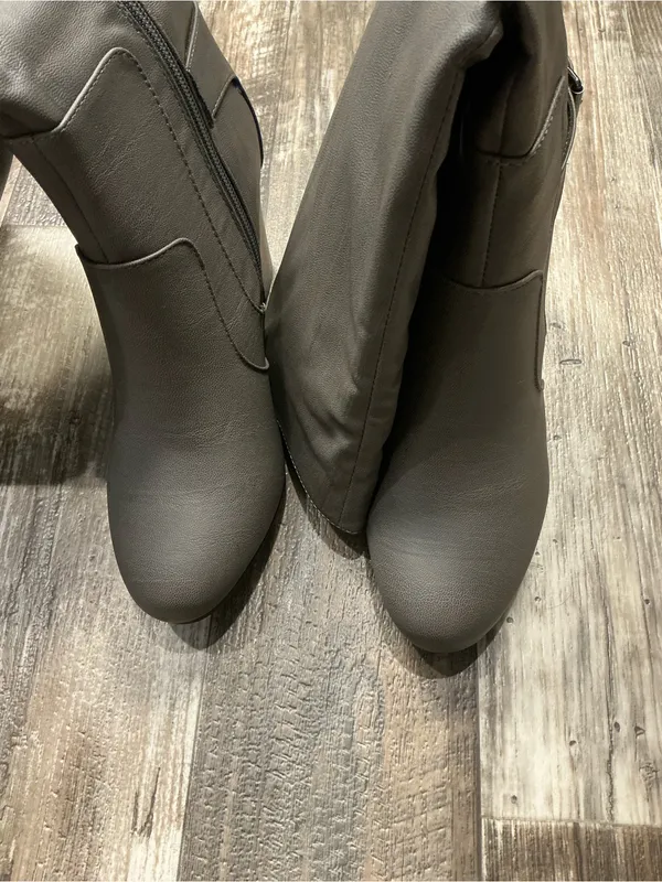 Journee Collection Tall Gray Knee-High Block Heel Boot Size 9 - Image 11