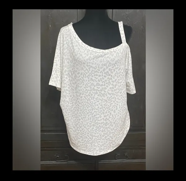 White & Gray leopard OS open shoulder shortsleeved blouse - Size XLarge - Image 2