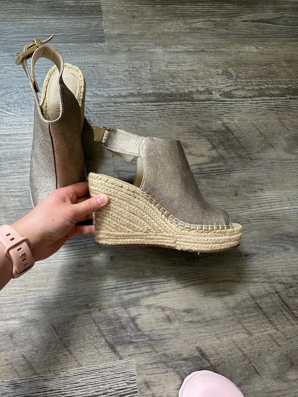 Kenneth Cole Heels Wedge Gold Size 6.5 - Image 4