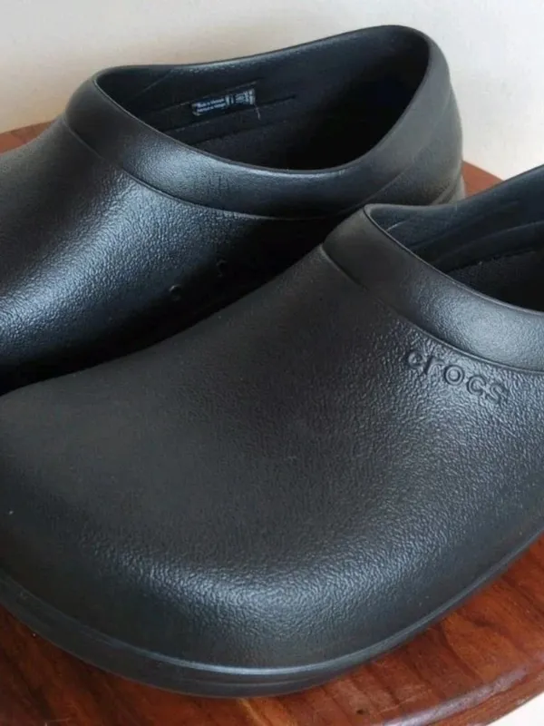 Crocs "On The Clock" Black Work Shoes M9 W11 Crocs Lock Slip Resistant Clogs - Image 2