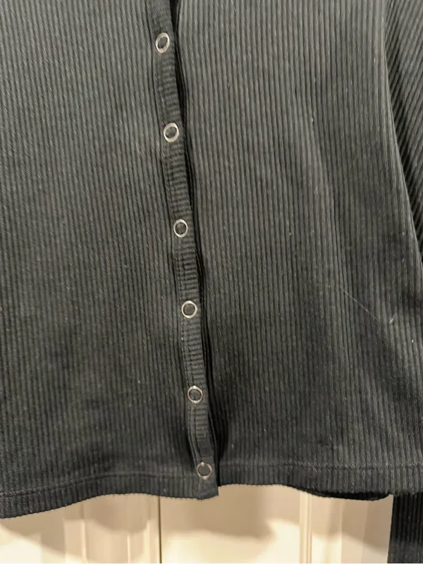 Hollister Black Ribbed Snap-Front Long Sleeve Crop Top - Image 3