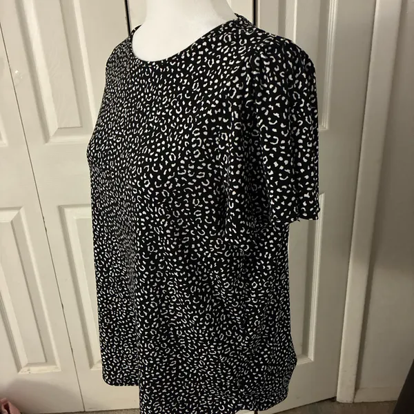 Banana Republic T-Shirt Womens M Black White Leopard Print Knit Short Sleeve - Image 3