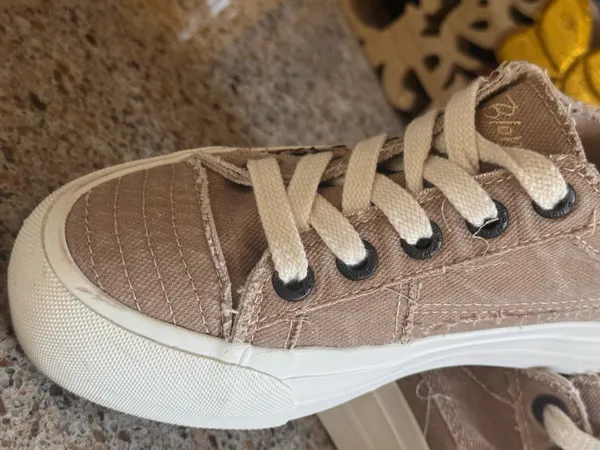 Rocket Dog Sneakers 6.5 with unique embroidery design - Image 5