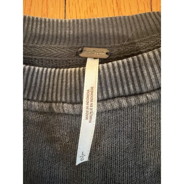 Free People Sweatshirt Womens Large Gray Ruffle Raw Hem Cropped Terry Top - Image 2