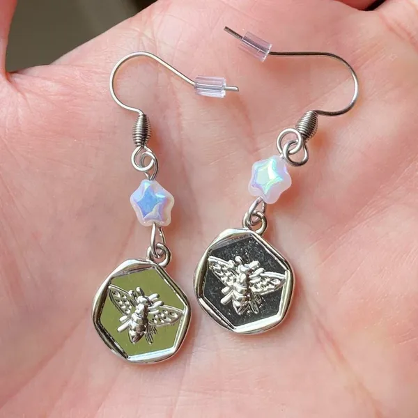 Handmade funky fairy retro bee & mini Czech glass star beads dangle earrings 🍯🍃🌀💕 - Image 3