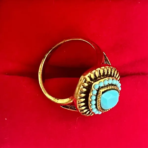 Vintage Style Gold Tone Turquoise Pear Cocktail Ring Size 8 - Image 3