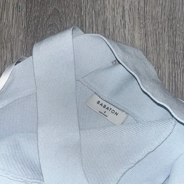 Aritzia Babaton Sculpt Knit Criss Cross Cropped Tank baby blue size small - Image 4