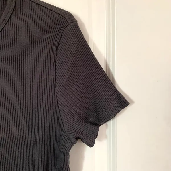 Uniqlo Ribbed Crew Neck Short Sleeve Cropped T-shirt in Gray *Discoloration* - Image 3
