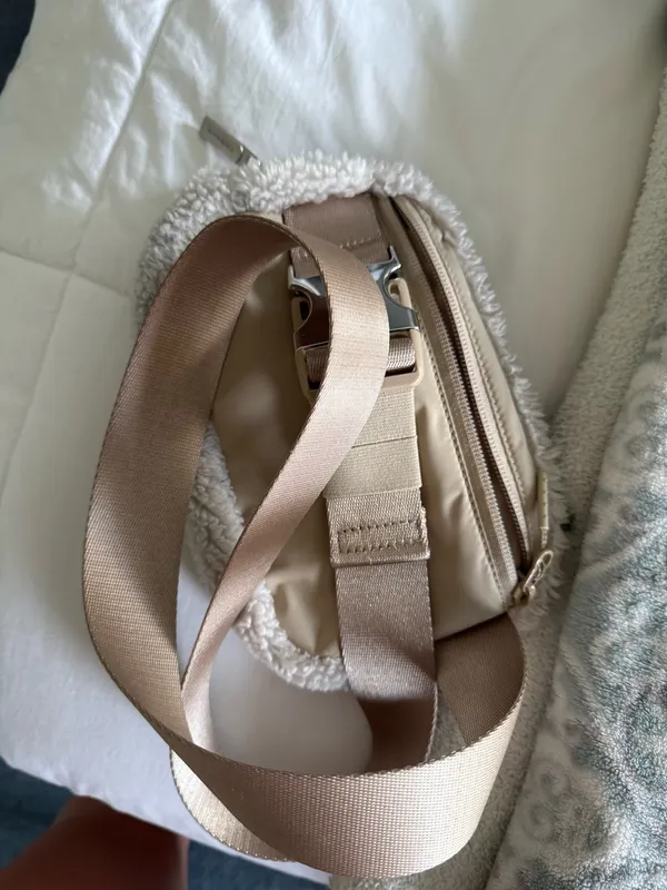 Lululemon Sherpa Belt Bag - Image 3
