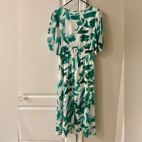 NWT Elegant Green and White Women's Dress Size Medium - Image 3