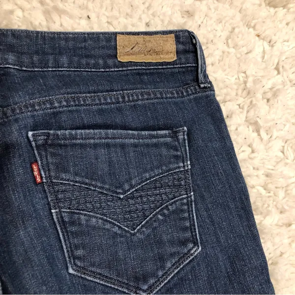 Levi’s Demi Curve Classic Fit Embroidered Pockets Cropped Capri Jeans‎ 8 - Image 6