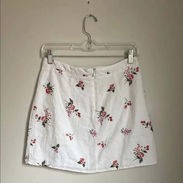 White and Pink Floral Mini‎ A-Line Skirt for Casual Wear with Small Slit - Image 2