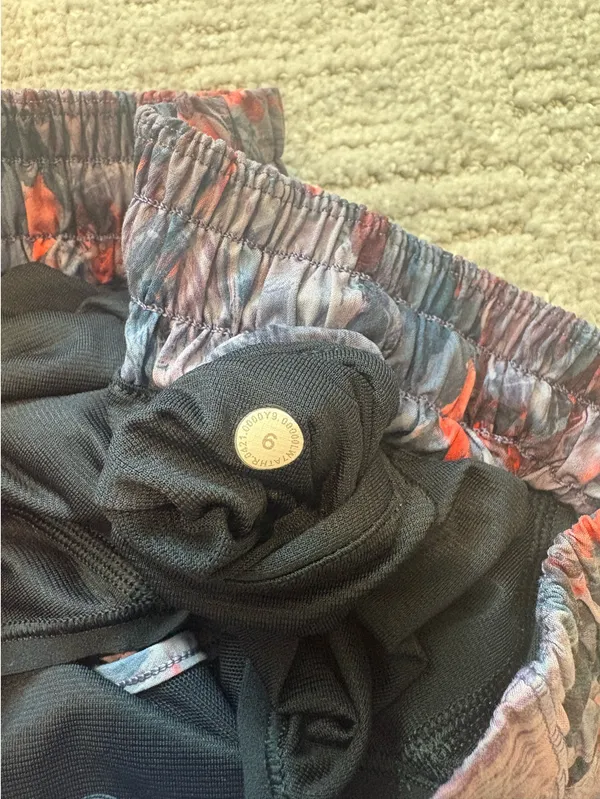 Lululemon Shorts Hotty Hot 2.5" Low-Rise - Image 3