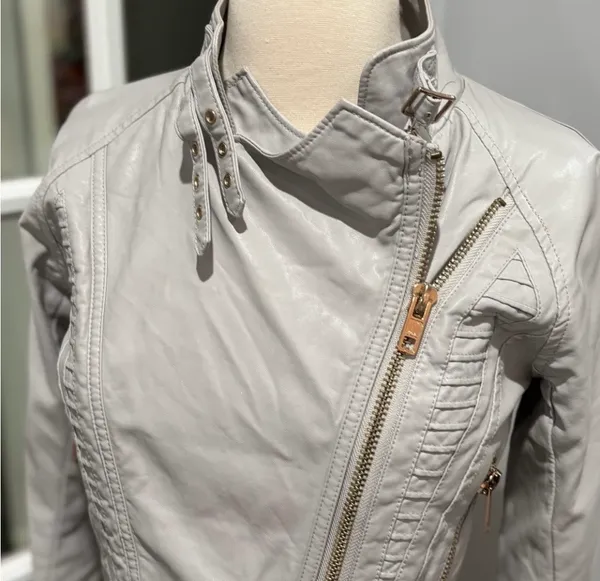 Blank NYC "On The Rocks" Light Gray Faux Leather Jacket - Image 5