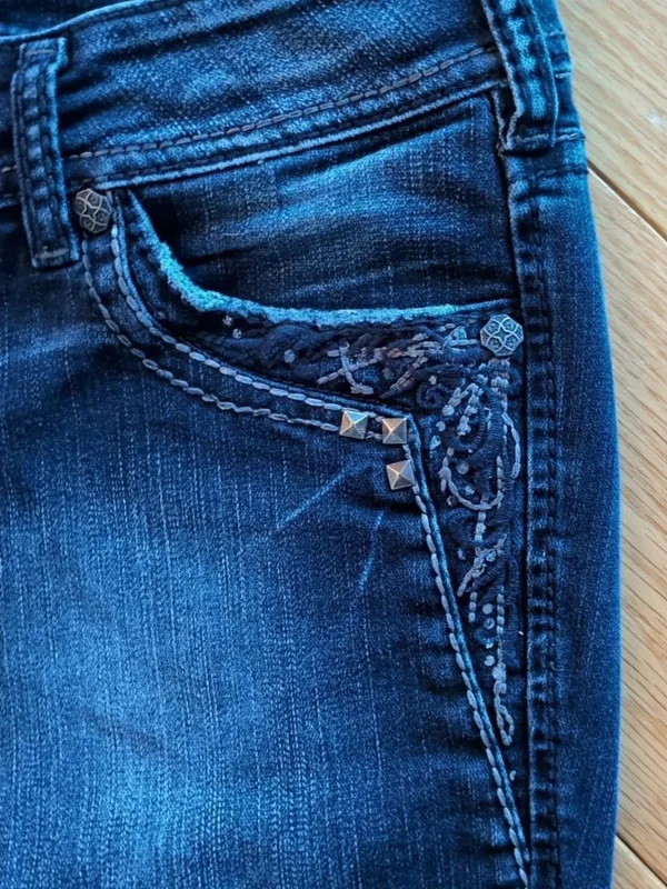 Silver Jeans Suki 17" Women's Sz 31x33 Stretch Dark Denim Boot Cut Embellished - Image 3