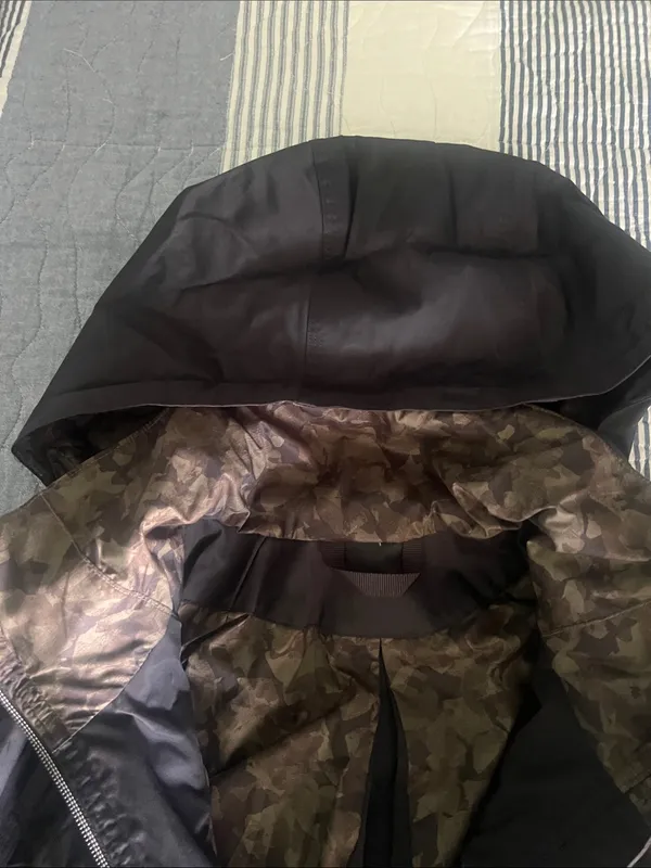 Lululemon fully waterproof rain jacket sz 4 with hidden hood - Image 3