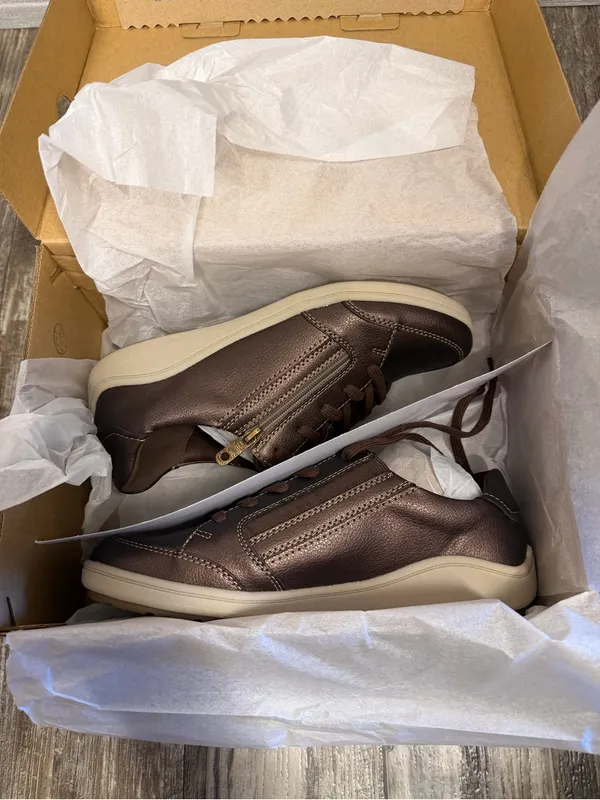 Clarks Women’s Metallic Bronze Low-Top Sneaker with Side Zip Size 8.5 - Image 15