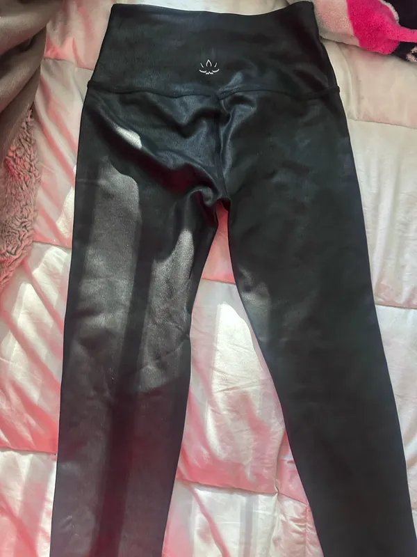 Beyond Yoga black shine  leggings - Image 6