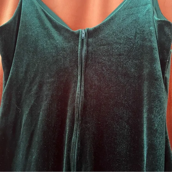B. Smart Green Velvet Formal Dress - Image 5