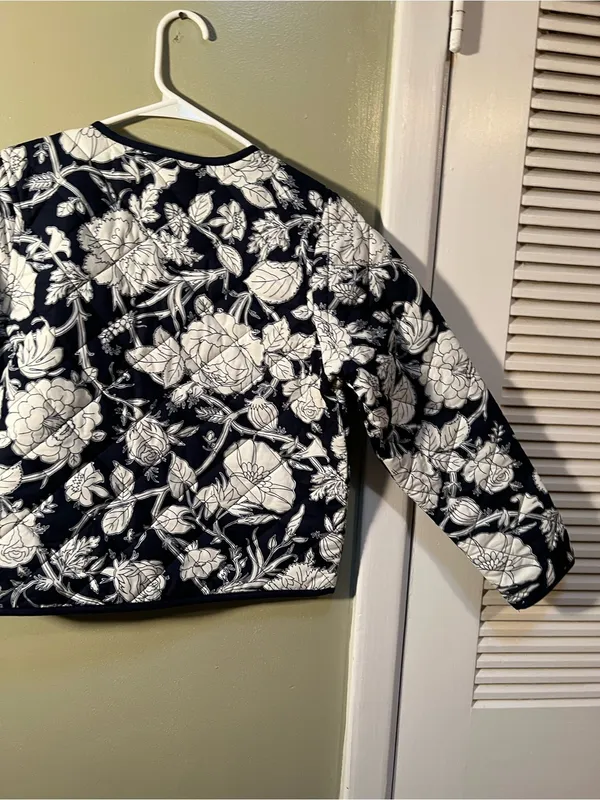 Time and Tru Womens Sz XS 0-2 Quilted Jacket Navy Blue White Floral Gold Buttons - Image 9