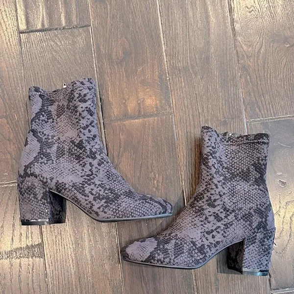 GC Stylish Gray Snake Print Ankle Boots size 9 1/2 new - Image 2