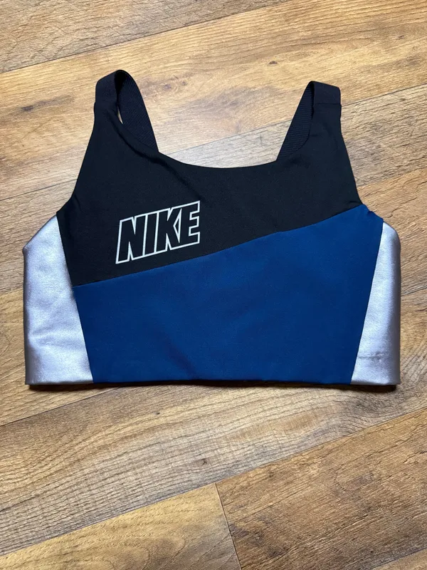 Nike Metallic Sports Bra Size Small - Image 2