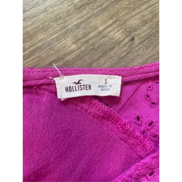 Hollister sleeveless blouse with keyhole button closure S - Image 4