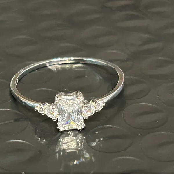 Elegant Silver 925 Ring with Clear Gemstone NWOT - Image 2