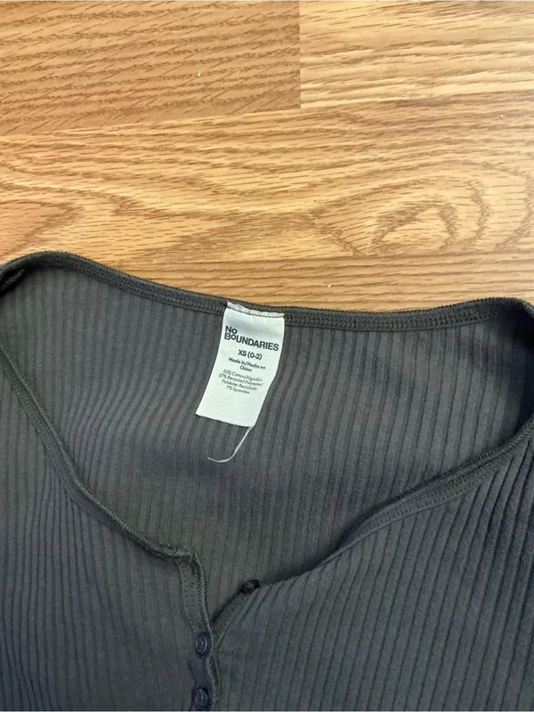 No Boundaries Dark Gray Ribbed Henley Long-Sleeve Top Size XS - Image 5