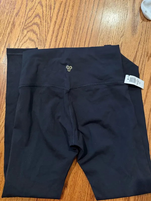 Aritzia black cheeky leggings  - Image 5