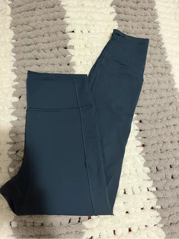 Lululemon in movement leggings size 6 - Image 4