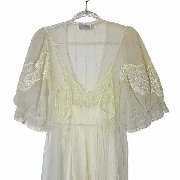 Val Mode Lingerie Vintage Peignor Set Ivory / Cream - Image 4