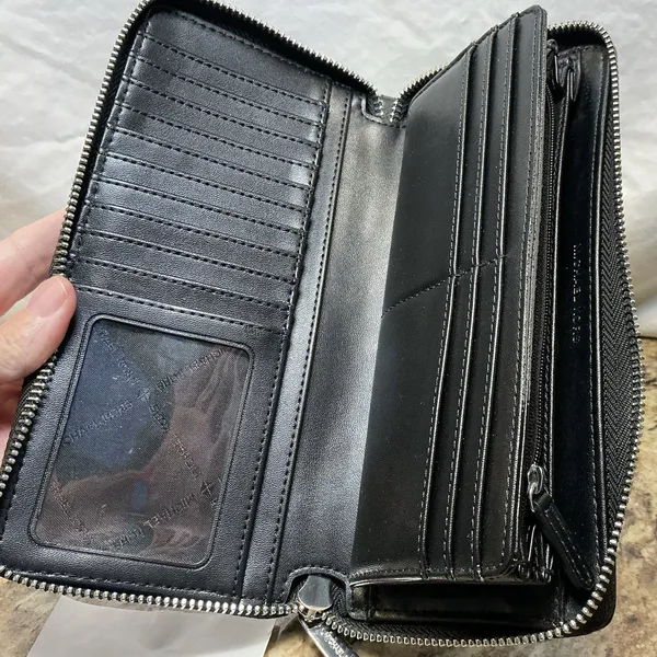 Michael Kors Jet Set Travel Black Signature Wallet 35H8STVT3B Strap Defect - Image 9