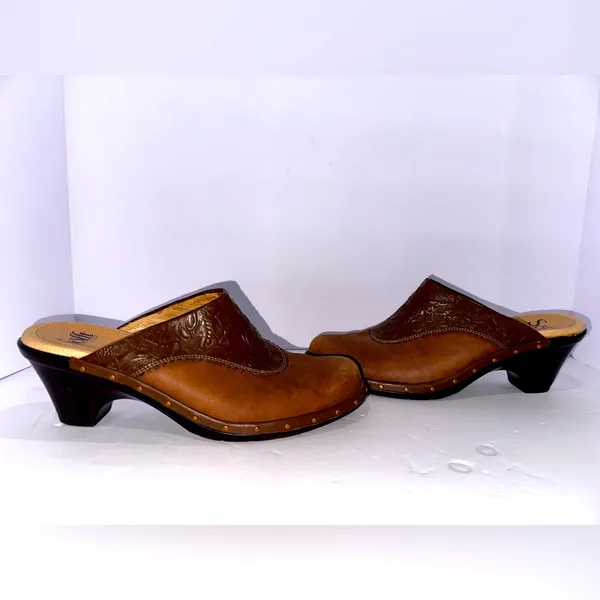 EUC SOFFT Leather Studded Floral Slip‎ On Mule - 9.5 (one chip on side of shoe) - Image 5