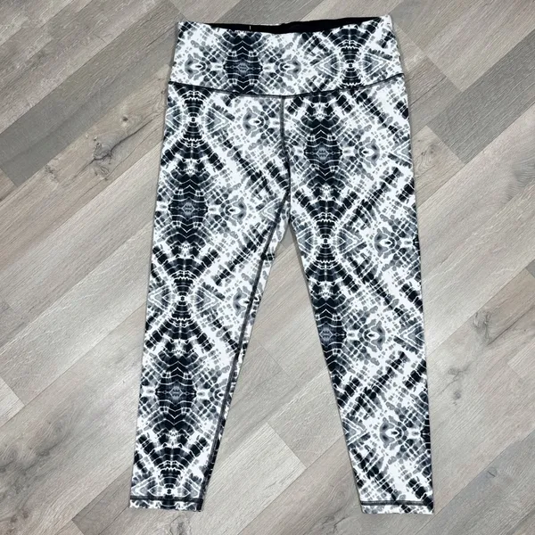 Victoria’s Secret Sport Tie Dye‎ Crop High Waist Leggings Black White Large - Image 4