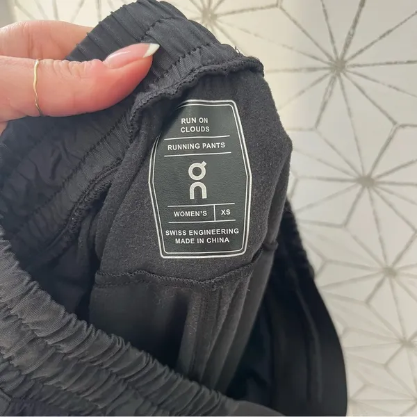On Running Paneled Black Windbreaker Jogger Pant Size XS - Image 6